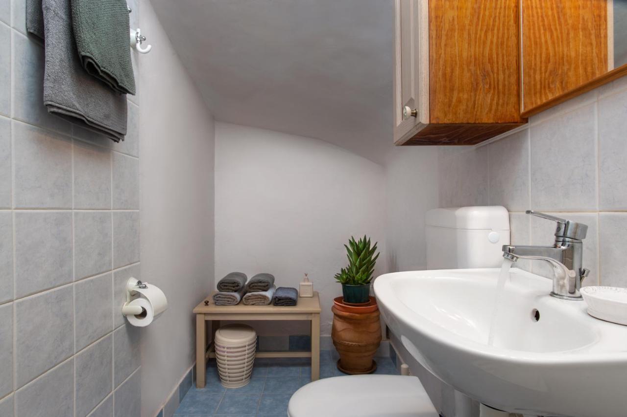 Astera Studio Is A Peaceful Place To Stay! 아다마스 외부 사진